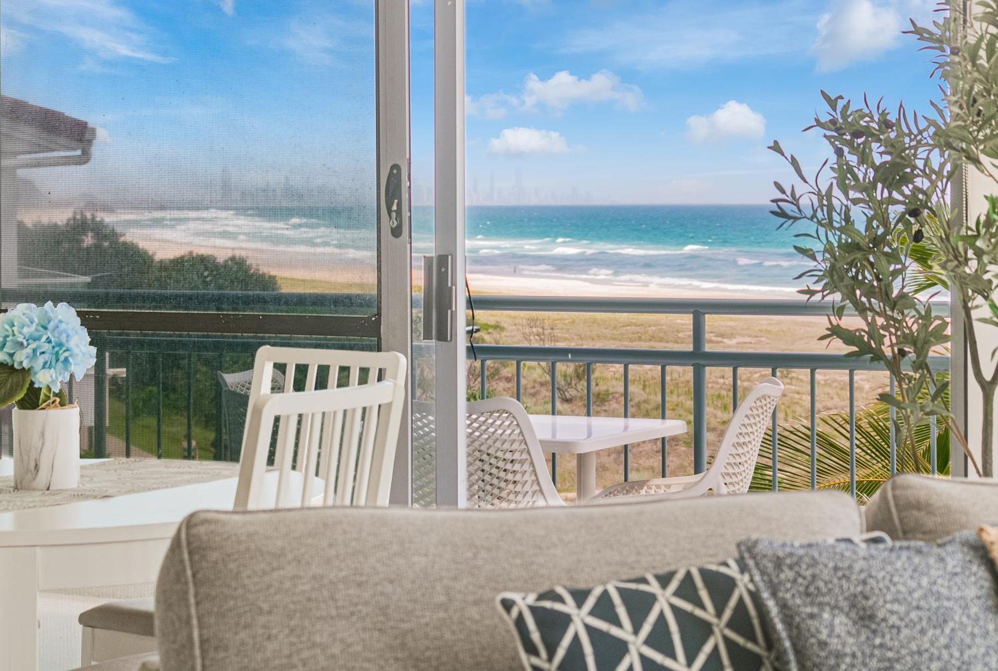 Oceanside Resort - Absolute Beachfront Apartments Gold Coast Dış mekan fotoğraf