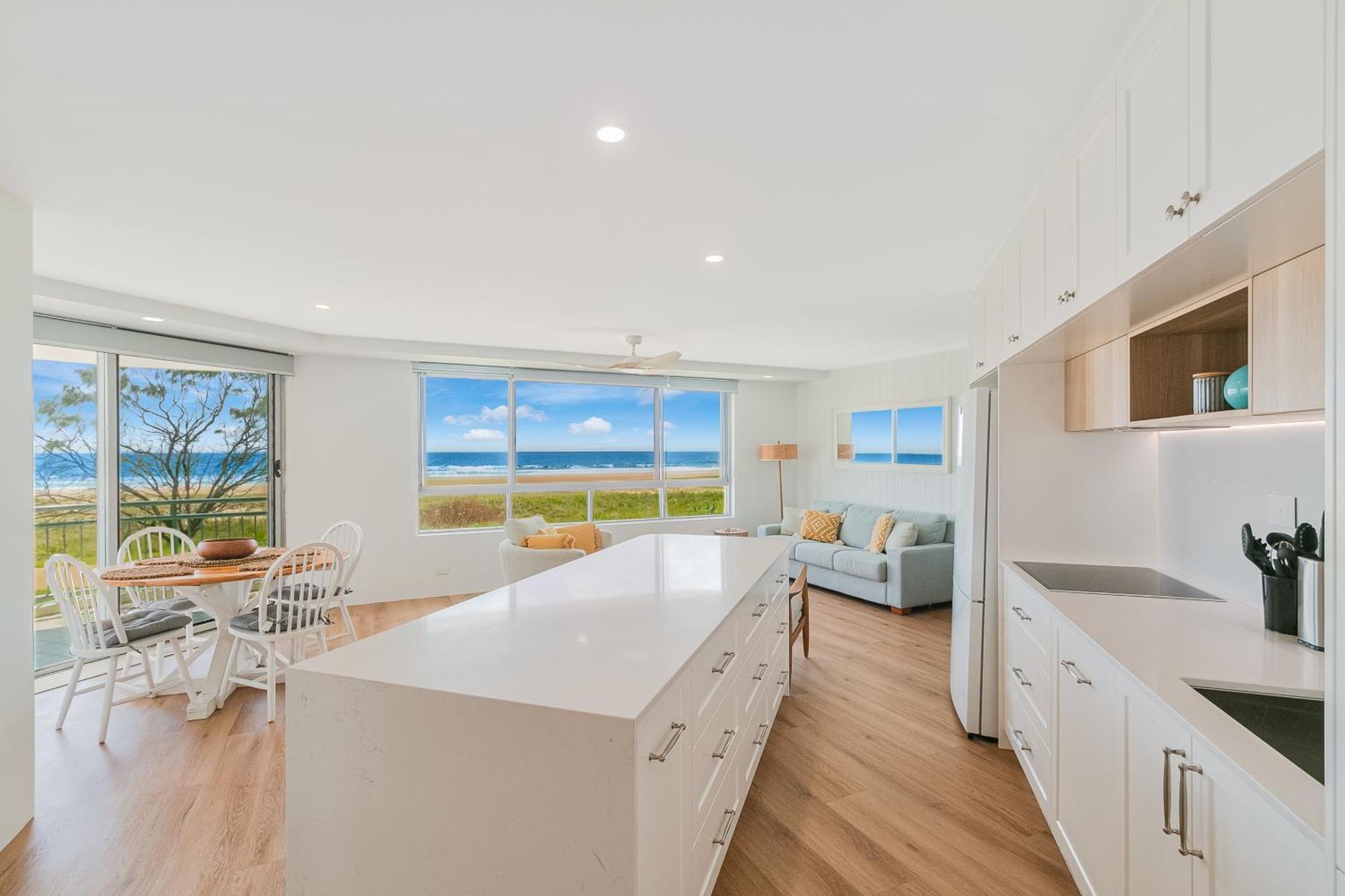 Oceanside Resort - Absolute Beachfront Apartments Gold Coast Dış mekan fotoğraf