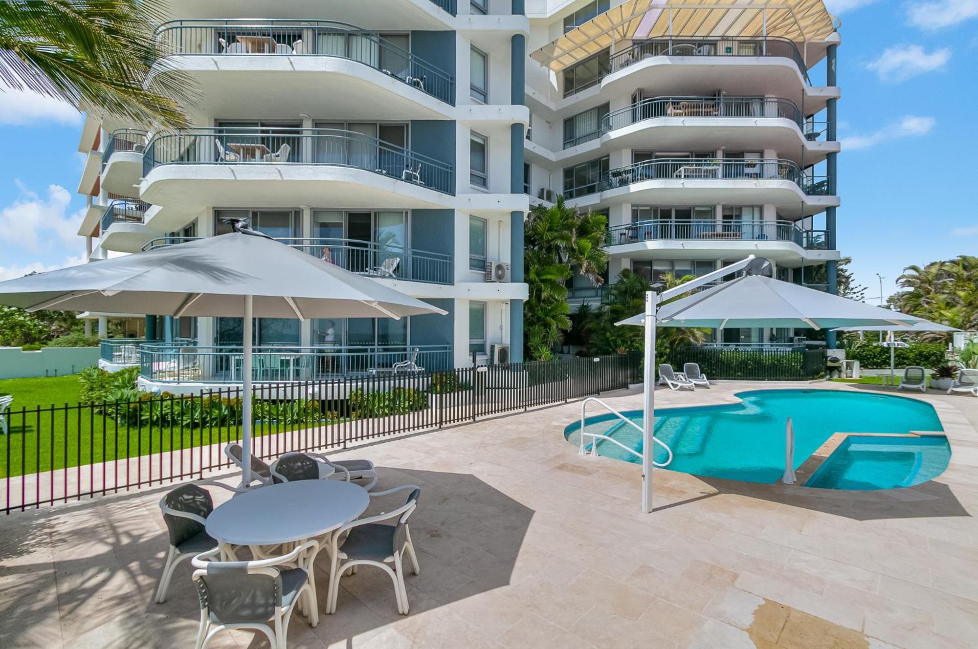 Oceanside Resort - Absolute Beachfront Apartments Gold Coast Dış mekan fotoğraf