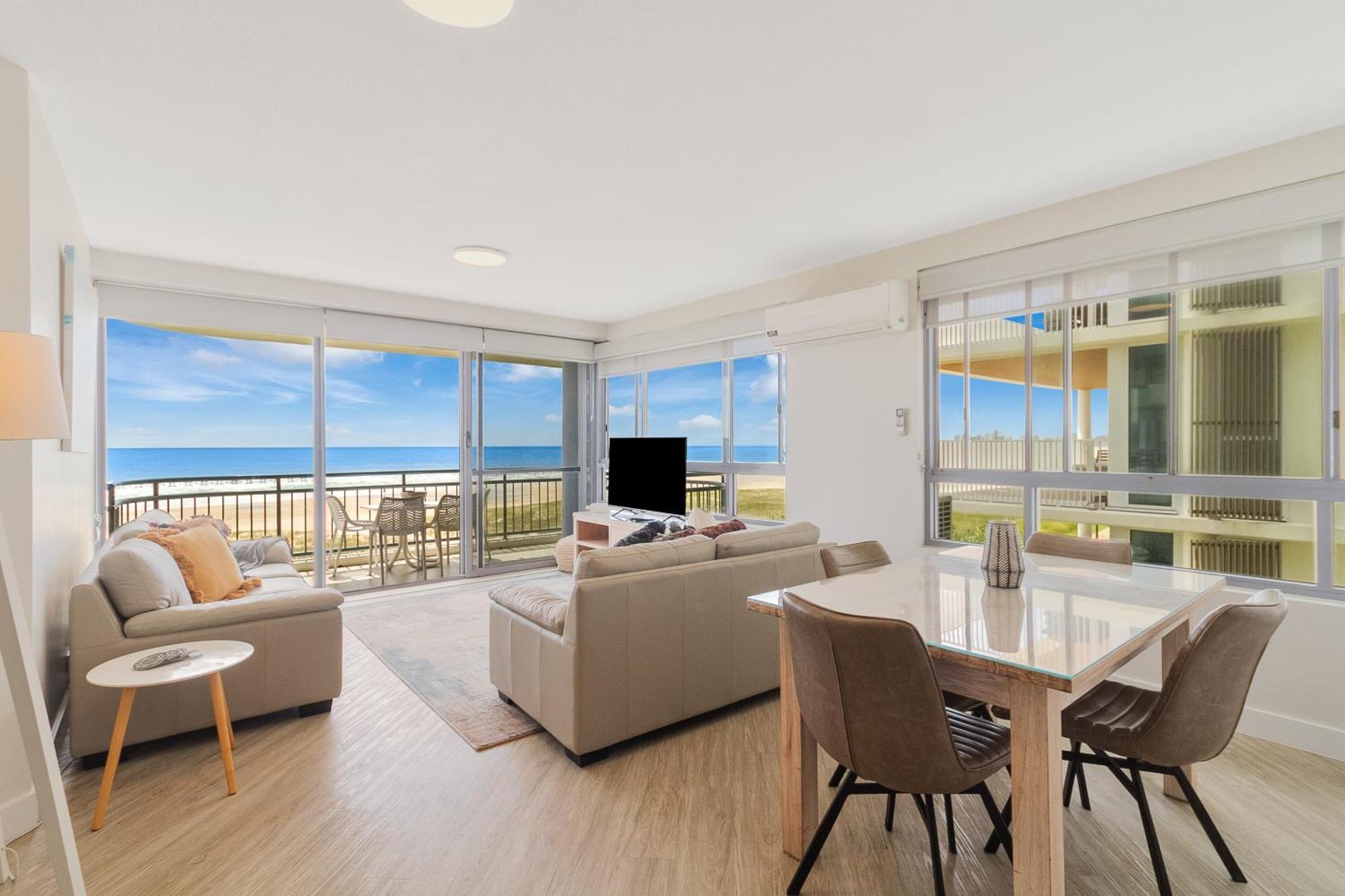 Oceanside Resort - Absolute Beachfront Apartments Gold Coast Dış mekan fotoğraf