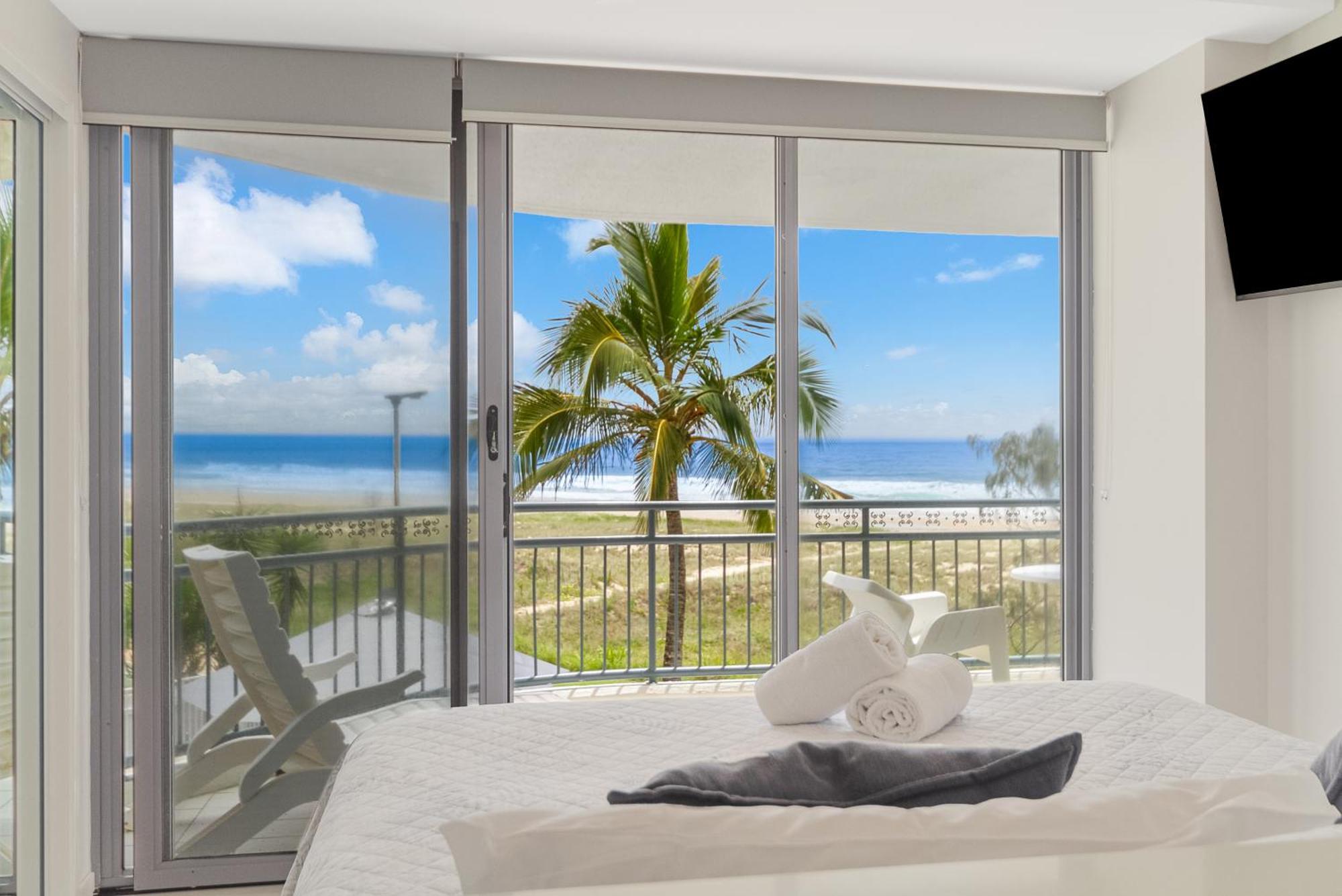 Oceanside Resort - Absolute Beachfront Apartments Gold Coast Dış mekan fotoğraf