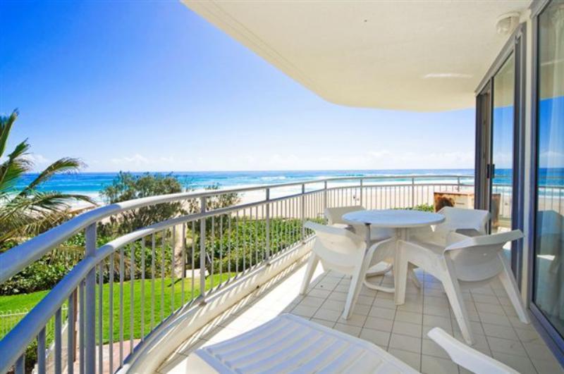 Oceanside Resort - Absolute Beachfront Apartments Gold Coast Dış mekan fotoğraf