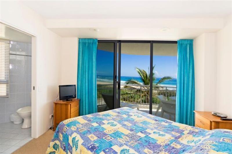 Oceanside Resort - Absolute Beachfront Apartments Gold Coast Dış mekan fotoğraf