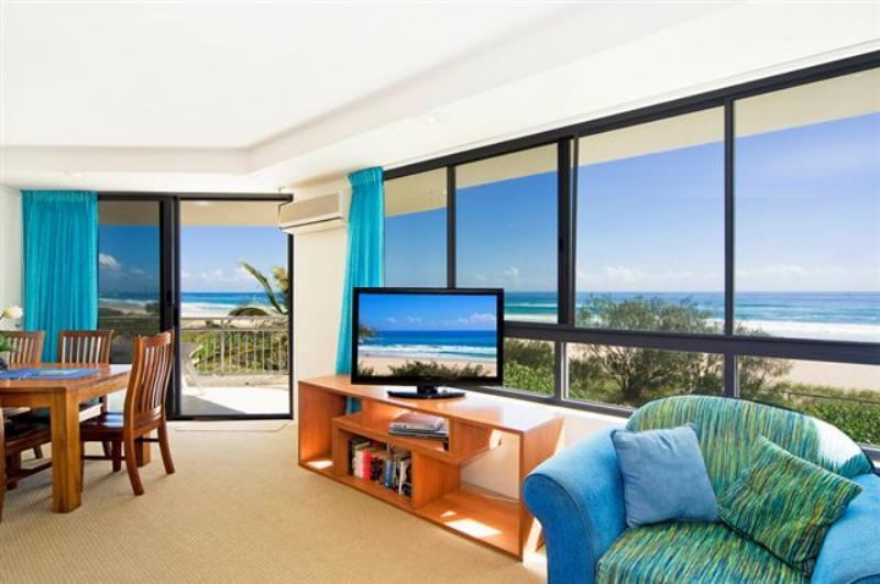 Oceanside Resort - Absolute Beachfront Apartments Gold Coast Dış mekan fotoğraf
