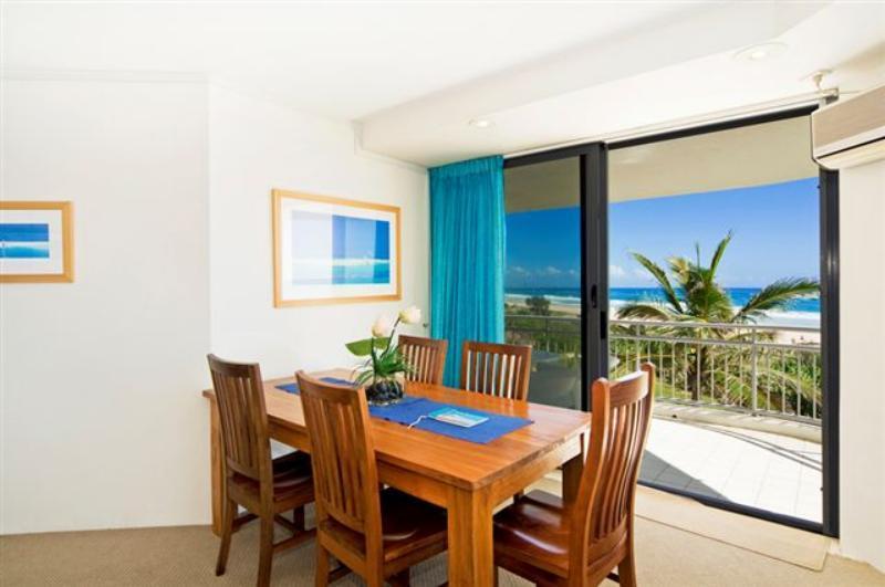Oceanside Resort - Absolute Beachfront Apartments Gold Coast Dış mekan fotoğraf