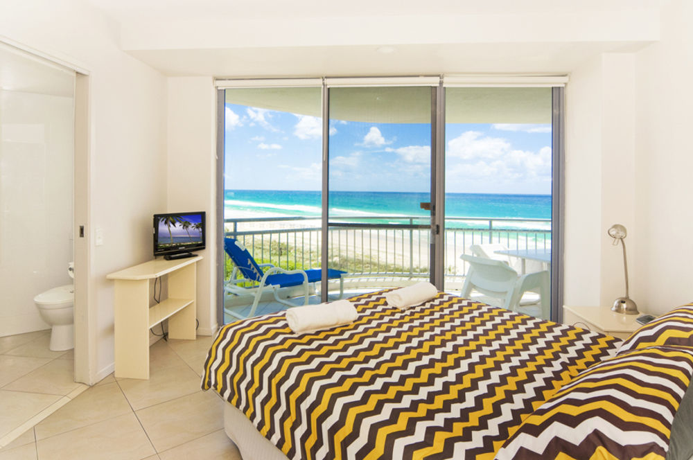 Oceanside Resort - Absolute Beachfront Apartments Gold Coast Dış mekan fotoğraf