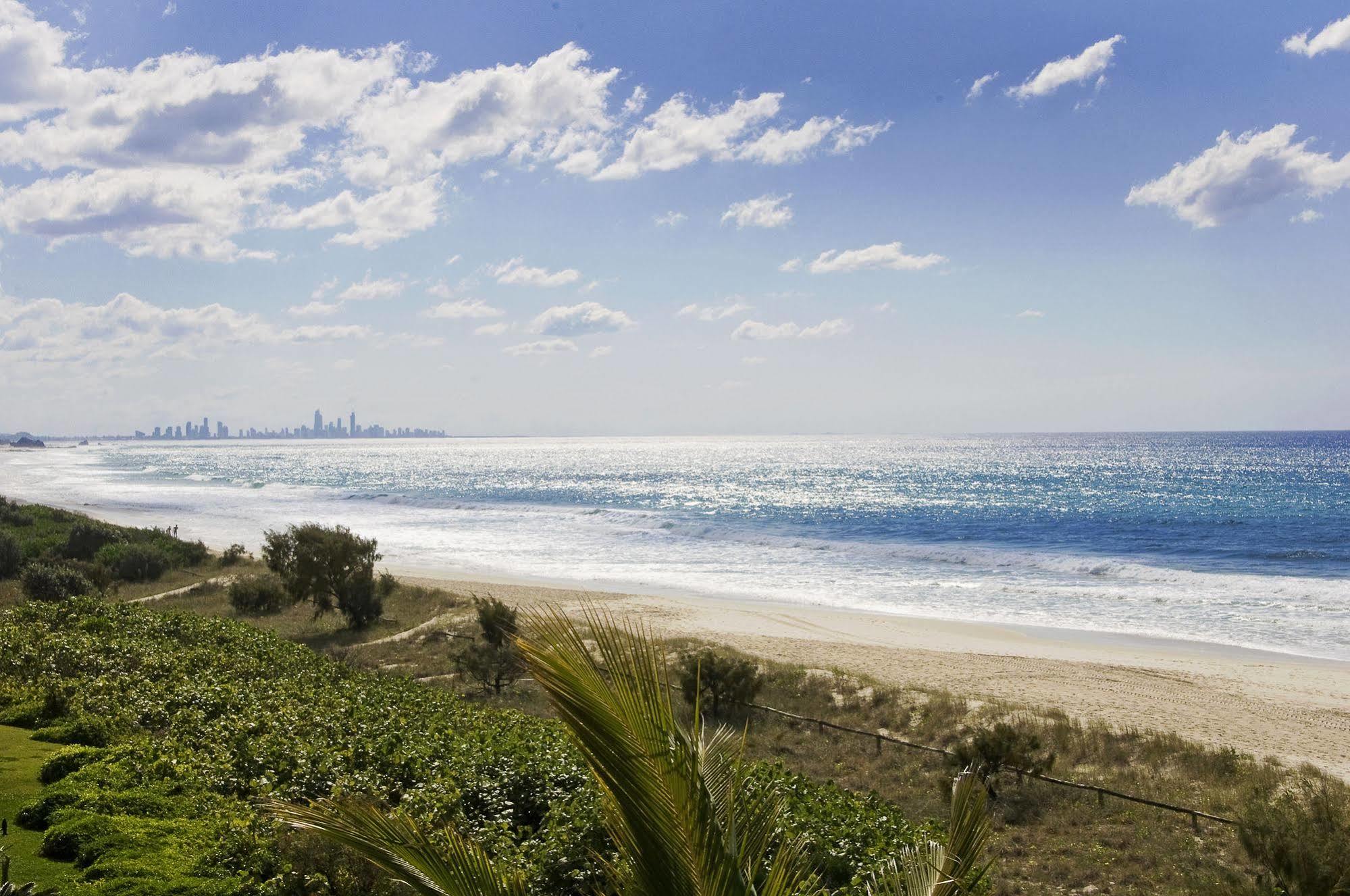Oceanside Resort - Absolute Beachfront Apartments Gold Coast Dış mekan fotoğraf